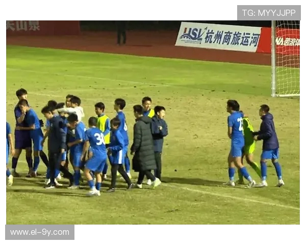 上海足球赛事精彩纷呈 球迷热情高涨见证激烈对抗